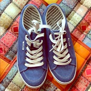 Never worn and in excellent condition!